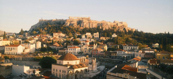 Афины меняют фасады магазинов на входные двери квартир